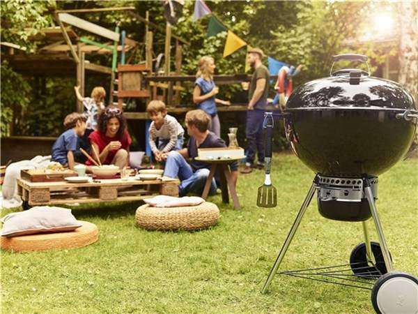 Barbecue a carbone weber master touch 57 cm gbs, acceso in offerta con ciminiera e carbone