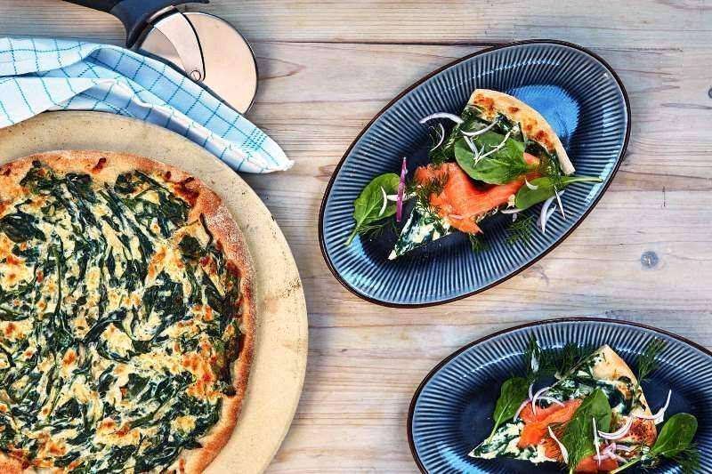 Pizza con salmone affumicato e crema di spinaci